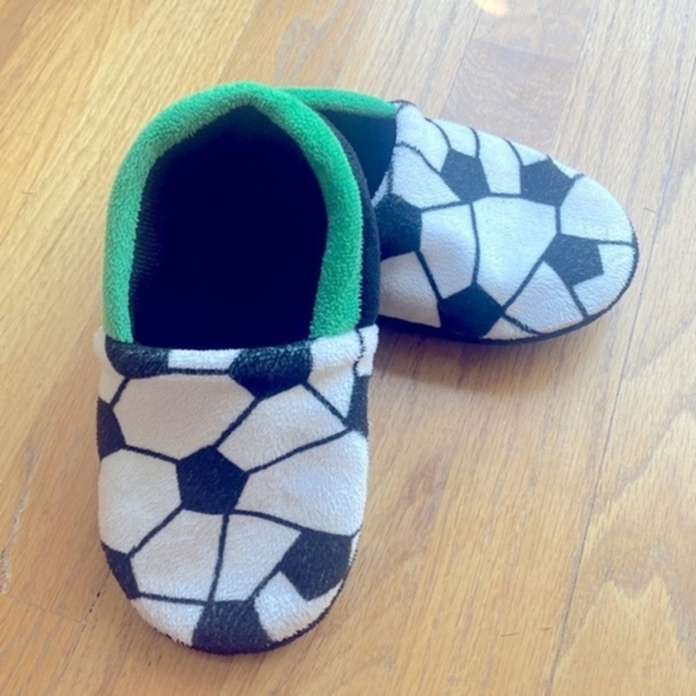 Cozy soccer slippers kids size T13